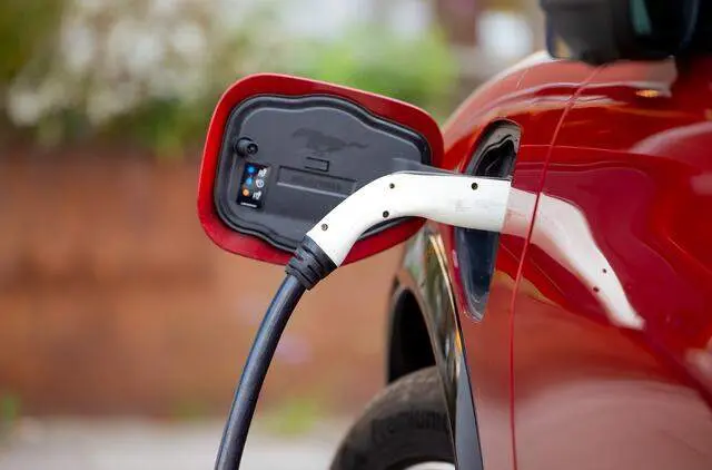 Beveik kas antras lietuvis norėtų persėsti į elektromobilį, tačiau sprendimą atitolina kelios priežastys
