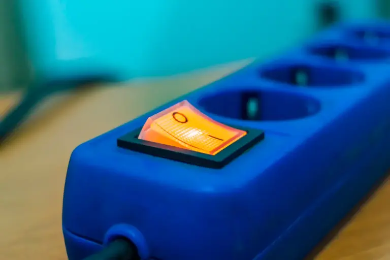 Niekada nejunkite šių prietaisų prie ilgintuvo: elektrikas įspėja apie gaisro pavojų