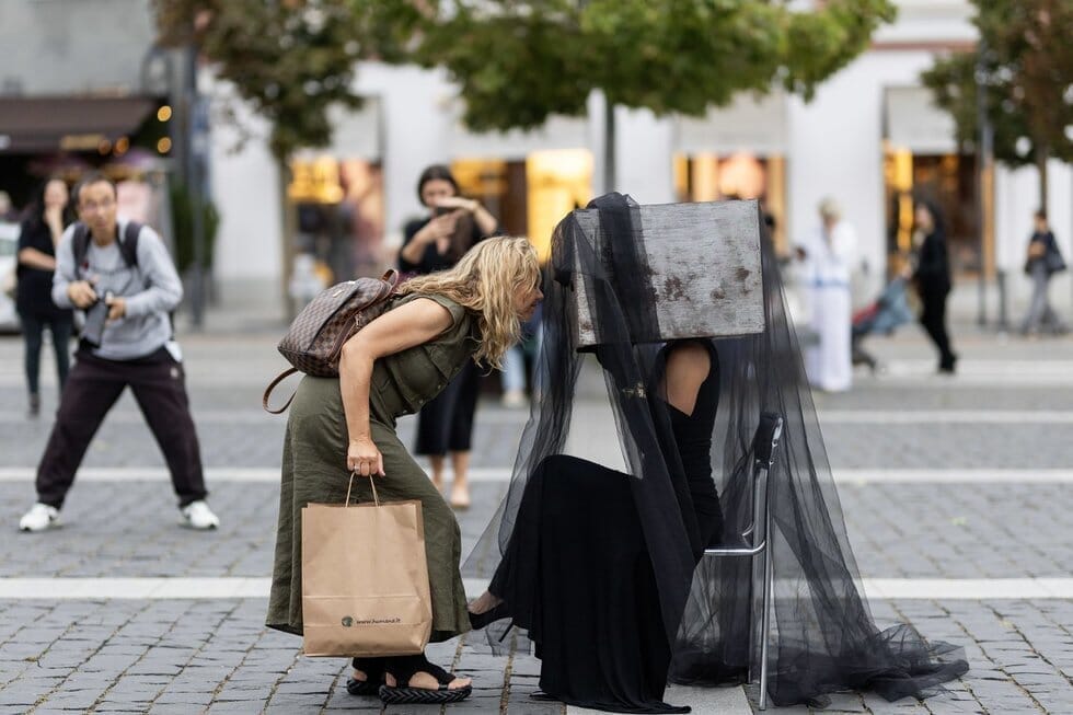 Vilniaus rotušės aikštėje, priešais portalą, vyko socialinė akcija „Moters balsas“ (nuotr. Luko Balandžio, BNS) Vilniaus rotušės aikštėje, priešais portalą, vyko socialinė akcija „Moters balsas“ (nuotr. Luko Balandžio, BNS)