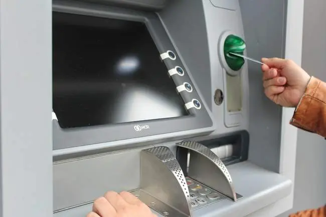 Jūsų pinigus gali būti „užšaldyti“. Bankai įveda taisyklę, kuri palies kiekvieną – štai, kas keičiasi