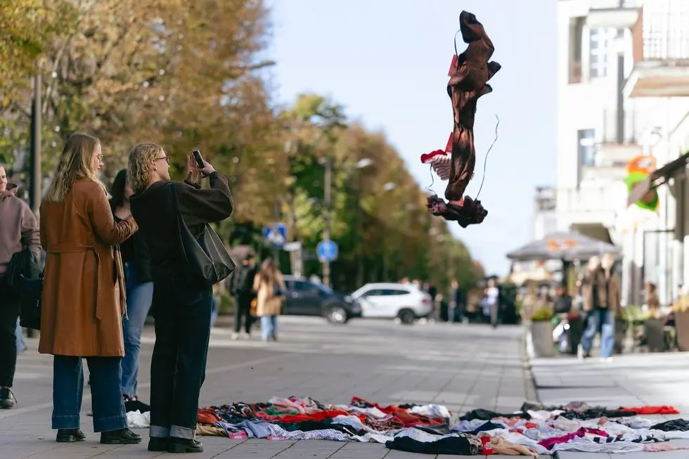 Laisvės alėjoje mėtomi drabužiai (nuotr. pranešimo spaudai) Laisvės alėjoje mėtomi drabužiai (nuotr. pranešimo spaudai)