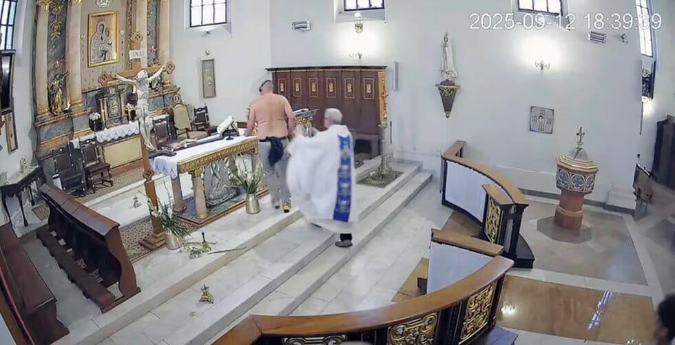 Bažnyčioje siautėjęs užpuolikas (nuotr. stop kadras) Bažnyčioje siautėjęs užpuolikas (nuotr. stop kadras)