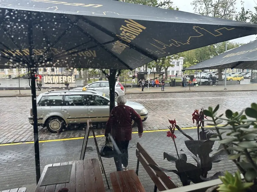 Ukmergiškis padėjo taksi stabdžiusiai senjorei (nuotr. Ukmergės žinios) Ukmergiškis padėjo taksi stabdžiusiai senjorei (nuotr. Ukmergės žinios)