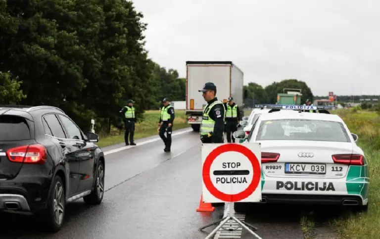 Ministerija siūlo naujovę: taršiausius automobilius keliuose gaudytų Lietuvoje neišbandytu būdu