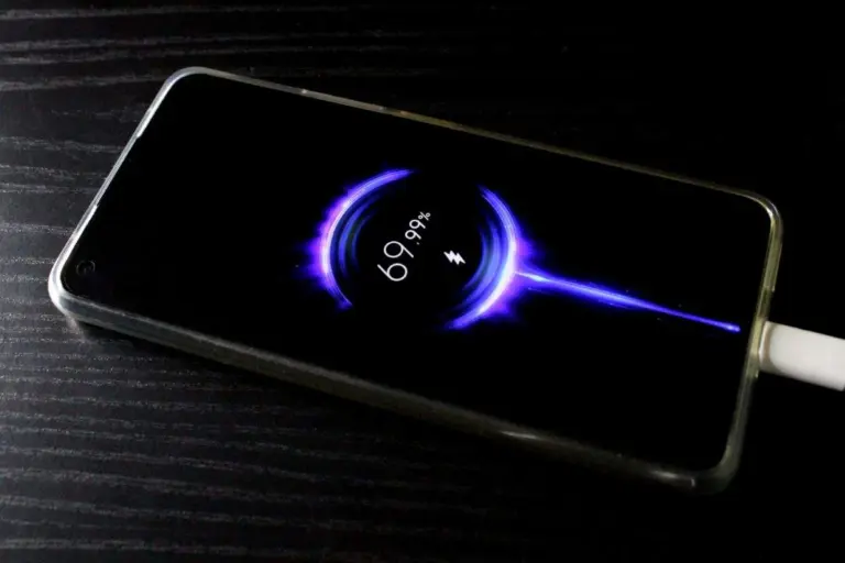 Įspėju – niekada nekraukite telefono šioje vietoje, nes tai gali sukelti gaisrą