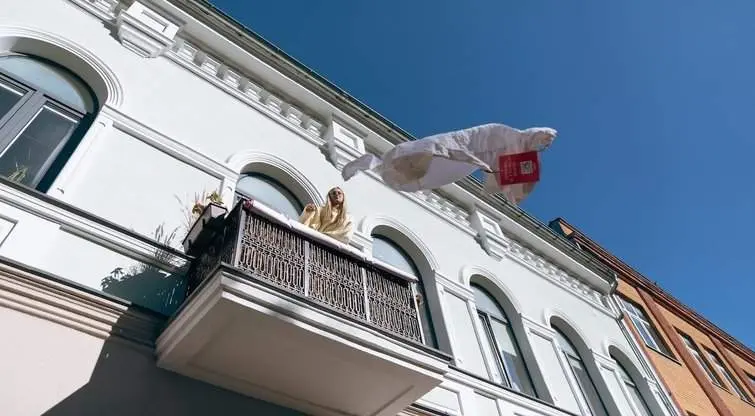 Kaune Laisvės alėjoje moteris pro balkoną mėtė drabužius: kas vyksta, praeiviai suprato tik vėliau