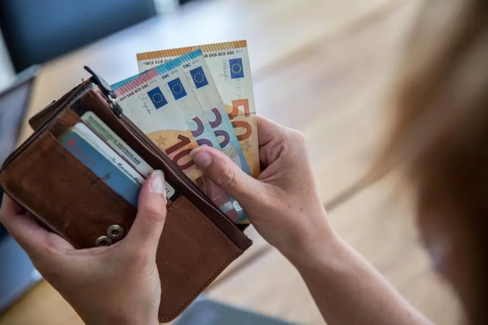 42 eurai kas mėnesį priklauso tūkstančiams lietuvių: kodėl jų negauna visi?