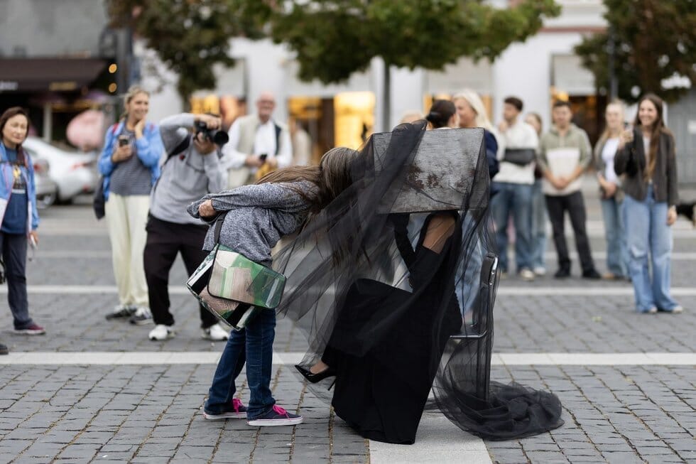 Vilniaus rotušės aikštėje, priešais portalą, vyko socialinė akcija „Moters balsas“ (nuotr. Luko Balandžio, BNS) Vilniaus rotušės aikštėje, priešais portalą, vyko socialinė akcija „Moters balsas“ (nuotr. Luko Balandžio, BNS)