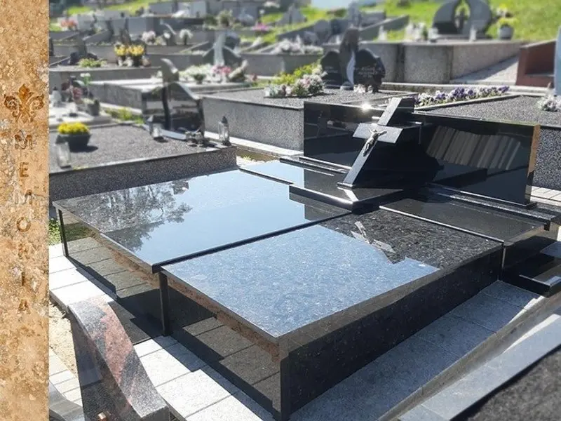 Atskleidė tiesą, ar verta kapą dengti akmens plokšte: štai kiek tai iš tikrųjų kainuoja