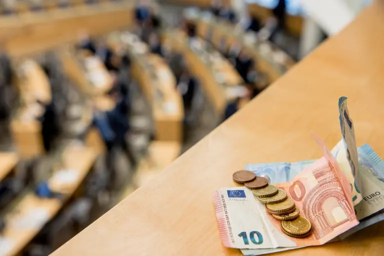 Dvejopi standartai Lietuvoje: kodėl nepasiturintis turi įrodinėti, o Seimo narys – tik pasirašyti?