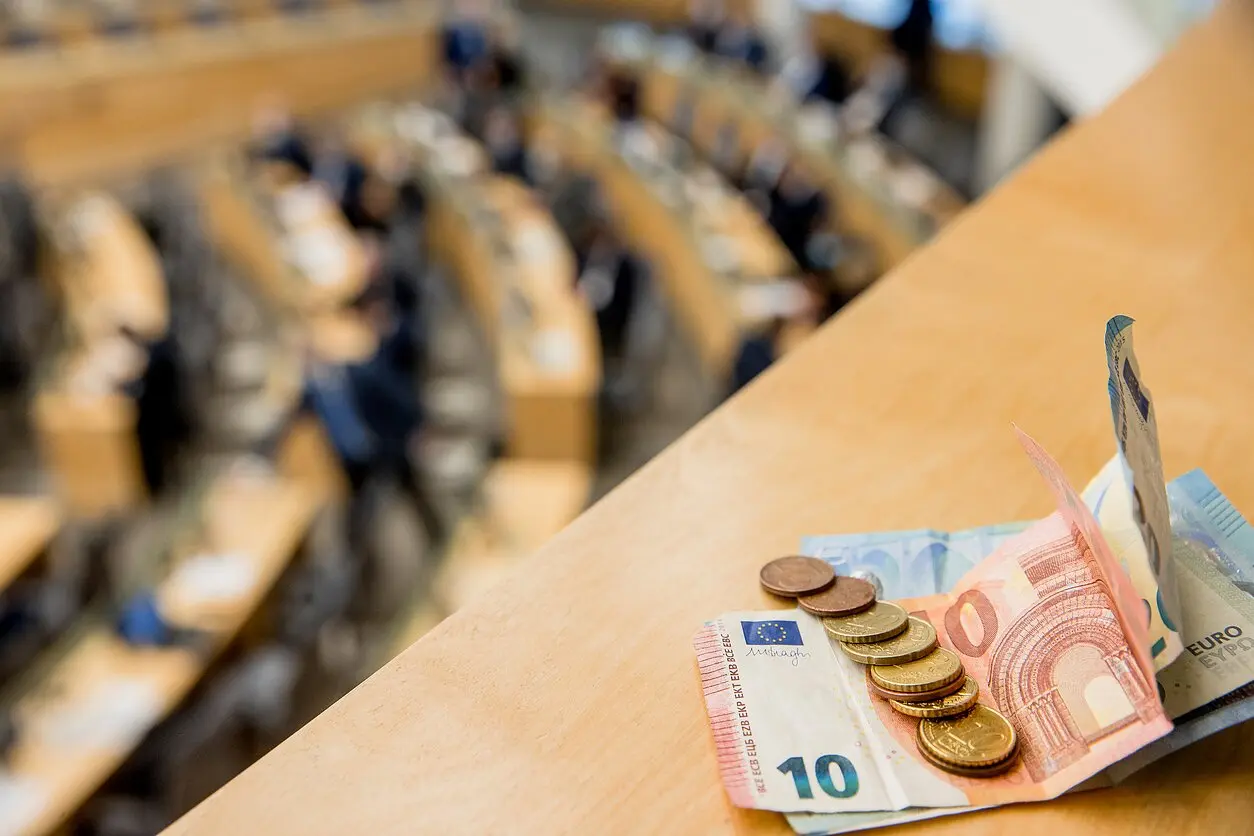 Dvejopi standartai Lietuvoje: kodėl nepasiturintis turi įrodinėti, o Seimo narys – tik pasirašyti?