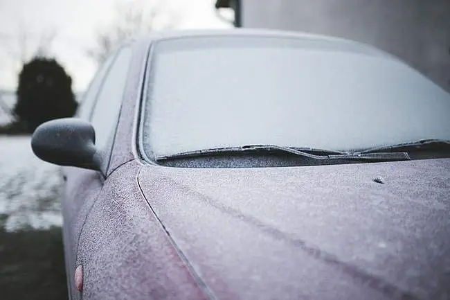 Kodėl automobilio langai užšąla iš vidaus? Yra tik viena priežastis