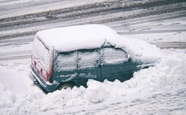 Žiemai į automobilį įsidėkite lipnios juostos. Vėliau sau padėkosite