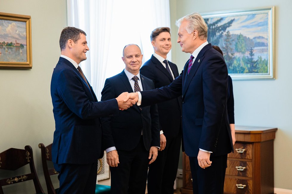 Remigijus Žemaitaitis ir kiti koalicijos nariai susitinka su Gitanu Nausėda (Elta nuotr.) Remigijus Žemaitaitis ir kiti koalicijos nariai susitinka su Gitanu Nausėda (Elta nuotr.)