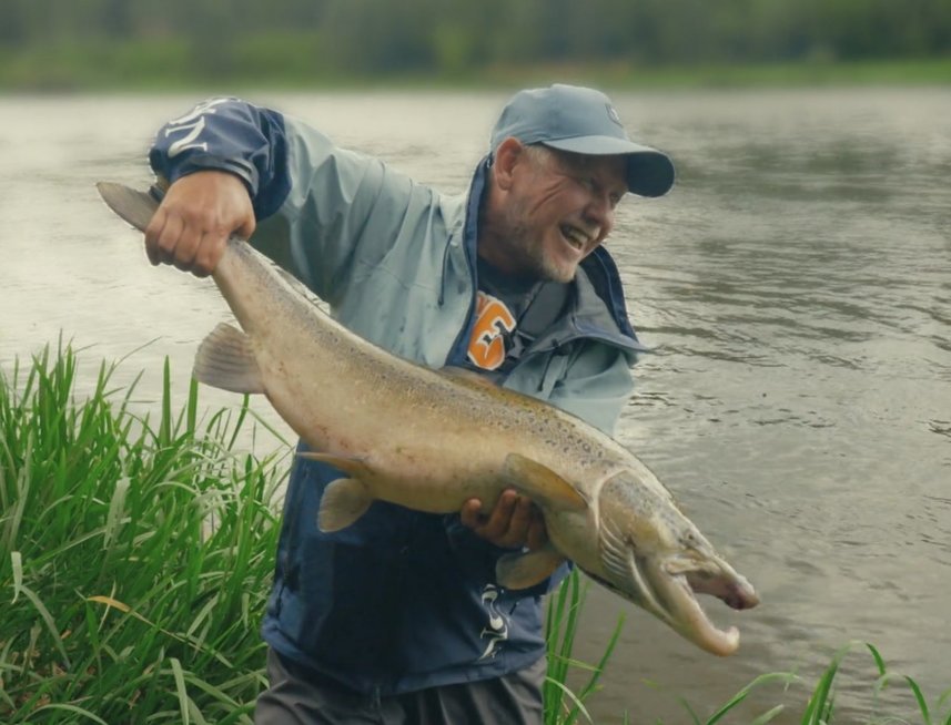 Paulius Korsakas su pagauta lašiša (nuotr. stop kadras) Paulius Korsakas su pagauta lašiša (nuotr. stop kadras)