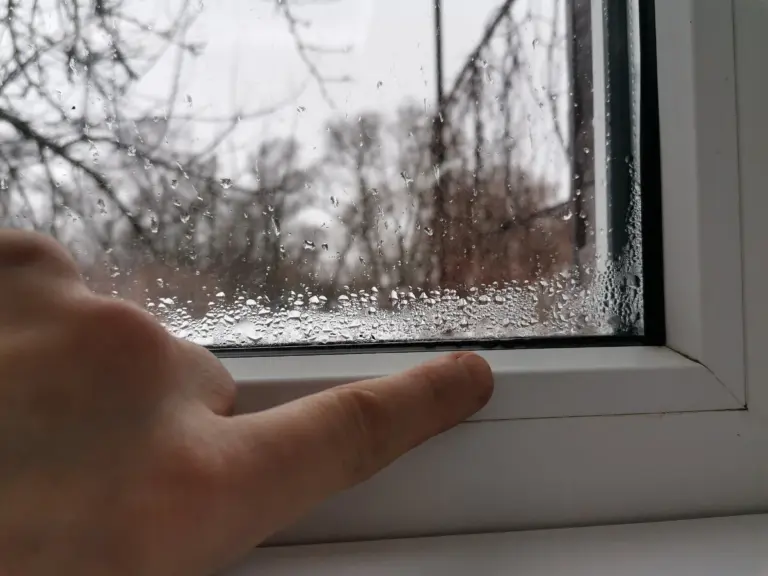 Kondensatas nuo langų iškart išnyks, jei naudosite vieną drėgmę sugeriančią priemonę
