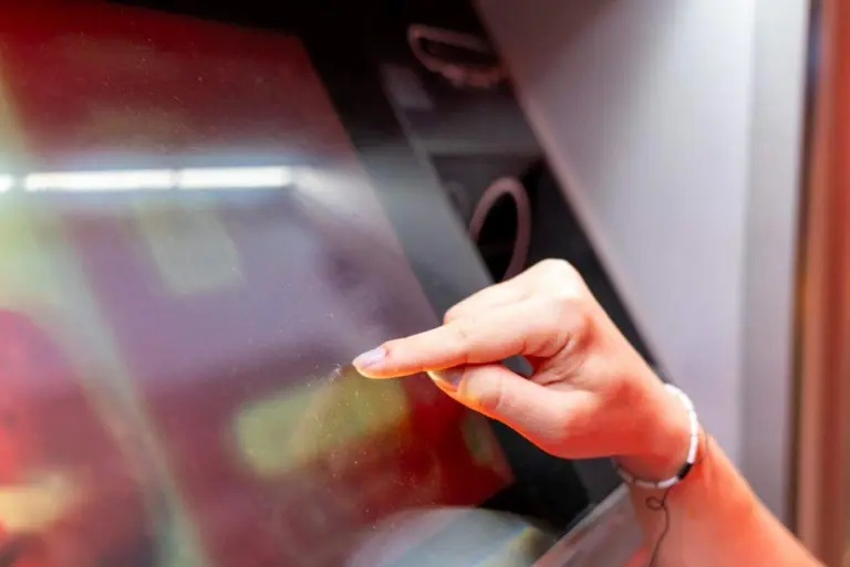 Bandė išsigryninti pinigus ir prarado sąskaitą. Ar būtumėte pastebėjęs šią detalę bankomate?