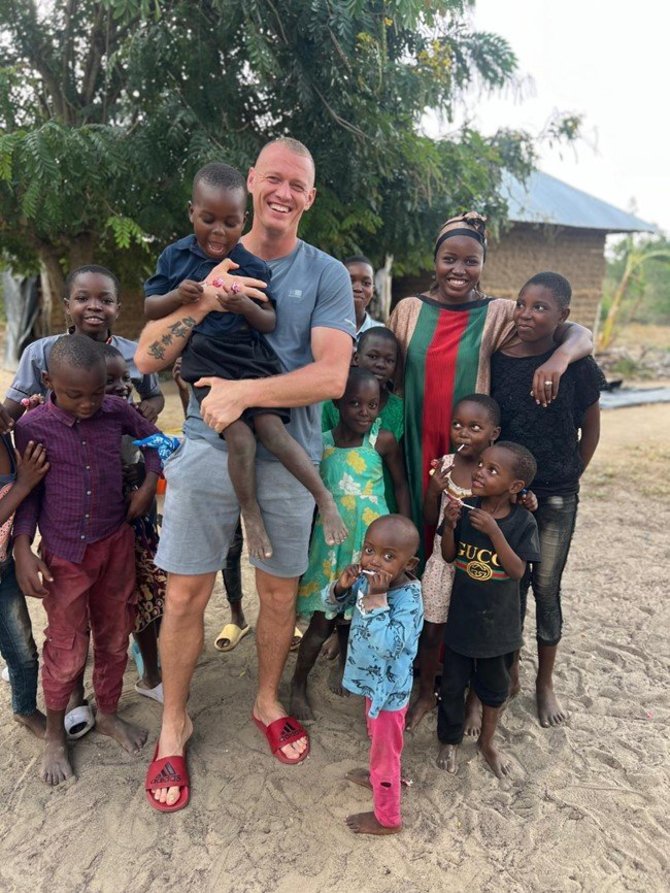 Justino Naviko draugo Andriaus asmeninio archyvo nuotr. / Andrius su Kenijos vaikais