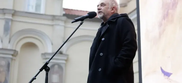 Andrius Mamontovas kreipėsi į prezidentą ir „socdemus“, o R. Žemaitaičiui pareiškė: jūs neišlipate iš prorusiško šiukšlyno