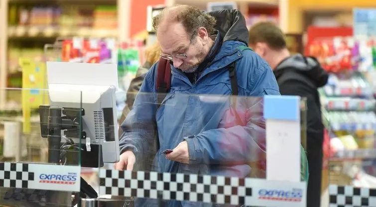 Parduotuvėje atsiskaitote kortele? Štai ką būtina žinoti