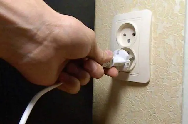 Išjunkite iš rozetės: tapo žinoma, kokie prietaisai tiesiog „ryja“ elektrą