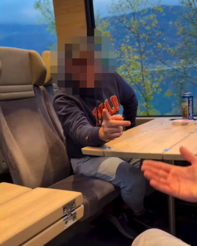 Kadras iš vaizdo įrašo/Rusakalbis vyras traukinyje užsipuolė ukrainiečių šeimą