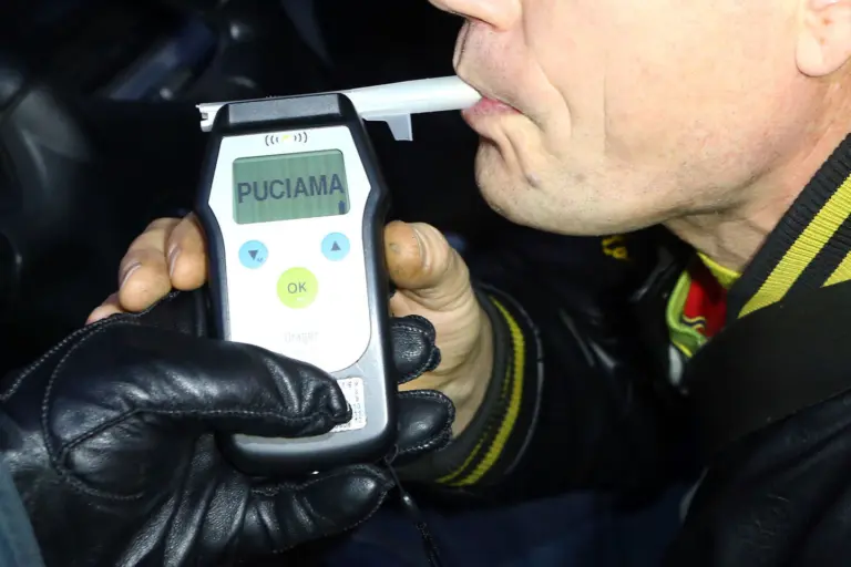 Alkotesteris rodo 0,5 promilės, tačiau kraujas – 0? Nuo šiol atims teises ir skirs baudą