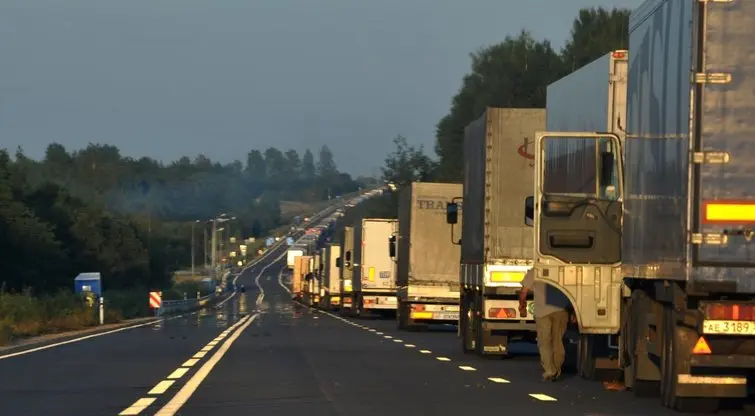 Dėl Baltarusijoje užstrigusių vilkikų vežėjai sumokėjo apie 5 mln. eurų Minsko biudžetui