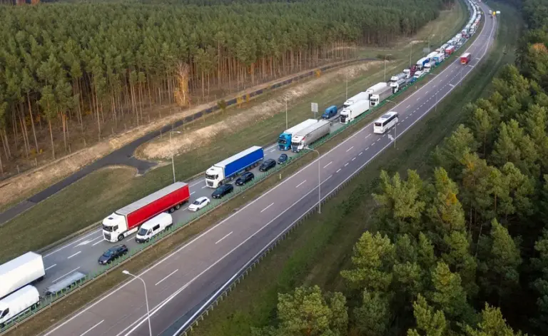 Baltarusija uždaro sieną Lietuvos sunkvežimiams. „Lietuva gali išnykti iš logistikos žemėlapio“