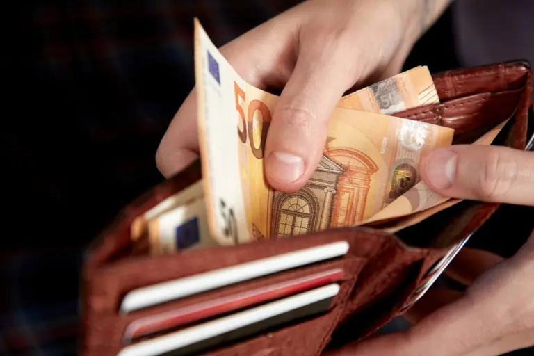 Nuo 2026 m. lietuvių laukia naujas mokestis: papildomai mokės ne tik turintys mašinas ar būstą