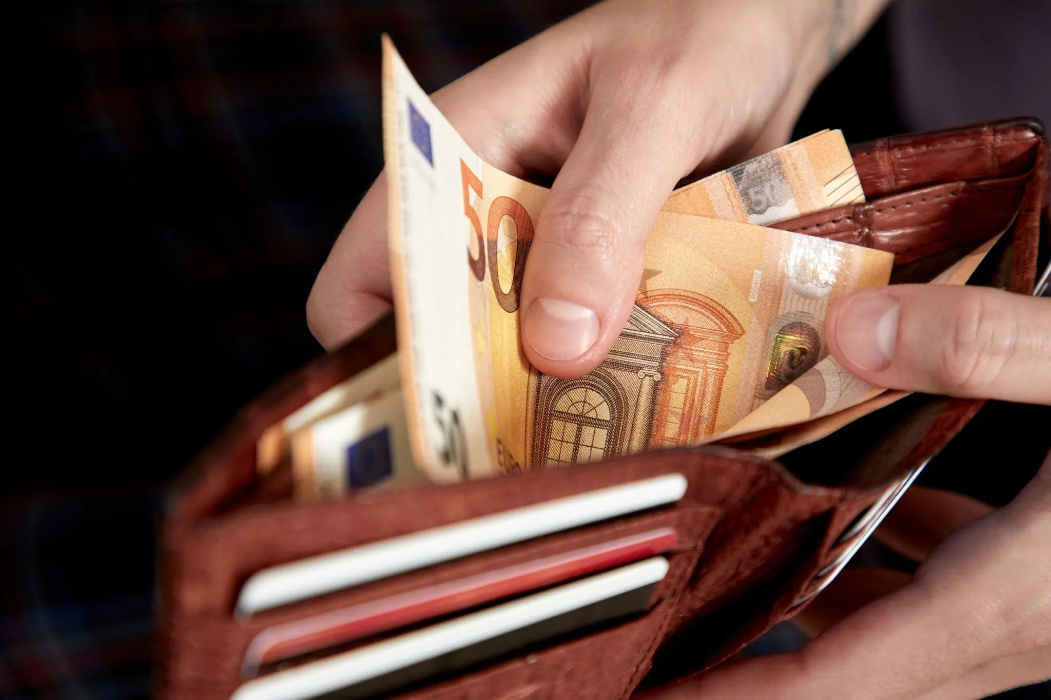 Nuo 2026 m. lietuvių laukia naujas mokestis: papildomai mokės ne tik turintys mašinas ar būstą