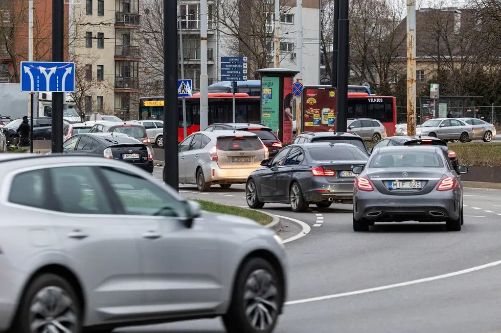 Siūlo įvesti visuotinį taršos mokestį automobiliams: vairuotojai sulauks pokyčių?