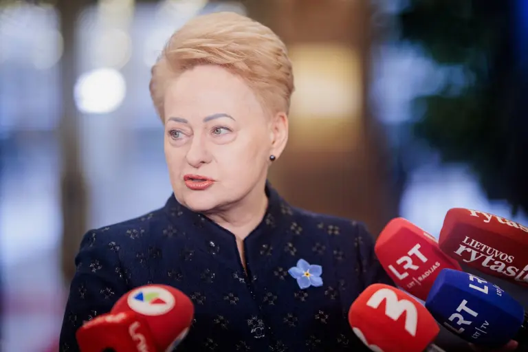 Prezidentė Dalia Grybauskaitė pasirašė peticiją prieš LRT politinį užvaldymą