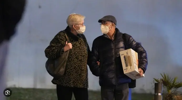 Europoje plinta „supergripas“: siūlo grąžinti kaukes, uždarytos kelios mokyklos