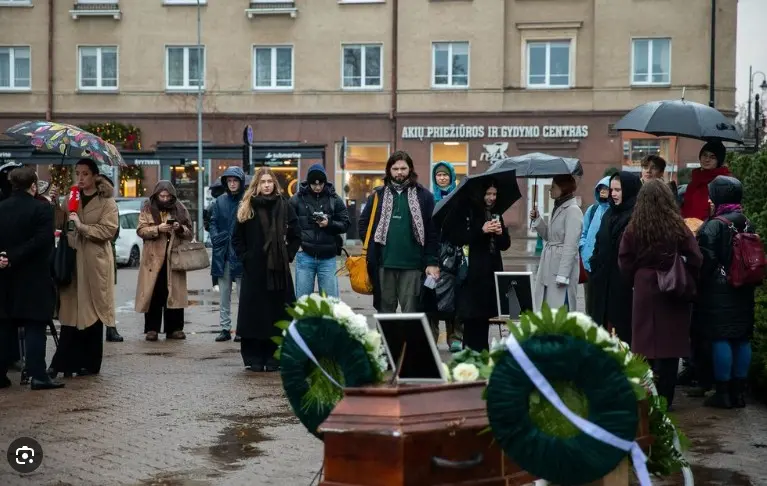 Neeiliniai vaizdai prie Seimo – pastatytas karstas ir vainikai: „Tai yra procesas, kai mes laidojame valstybę“
