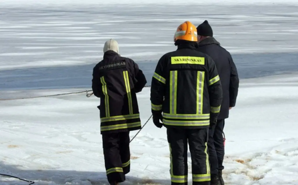 Kauno rajone pasivažinėjimas keturračiu baigėsi liūdnai – vairuotojo kūną iš tvenkinio ištraukė narai