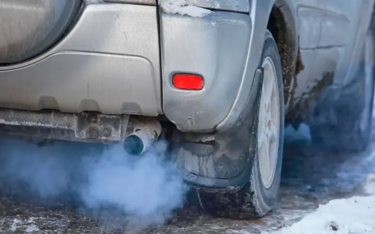 Paliekate užvestą automobilį? Įspėja vairuotojus – gresia 90 eurų bauda