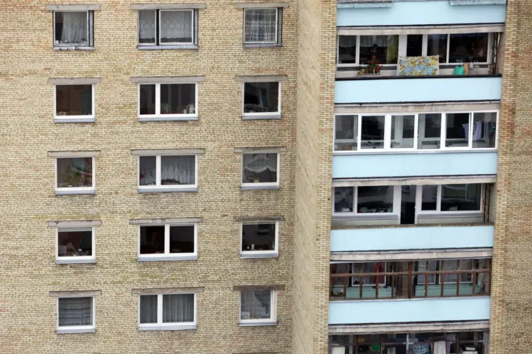 Baisi tragedija: Šiauliuose žuvo iš daugiabučio namo balkono iššokęs vyras