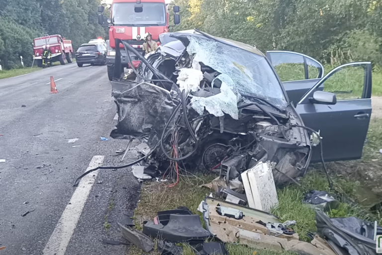 Tragiška avarija prie Kėdainių: BMW palindo po sunkvežimiu, žuvo keleivis