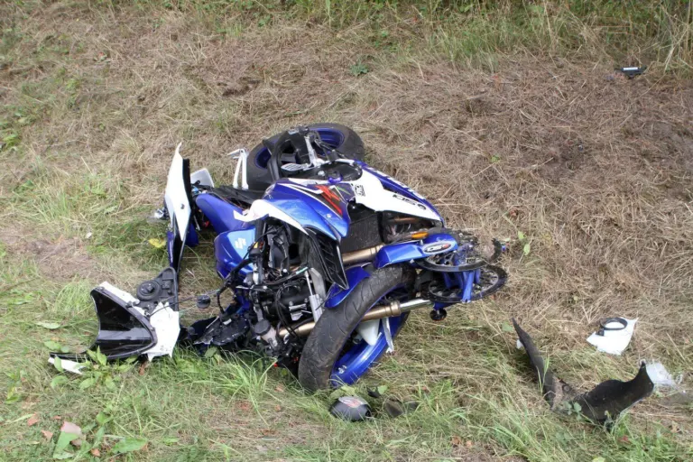 Tragiška avarija Varėnos rajone: į medį atsitrenkęs jaunas motociklininkas neišgyveno