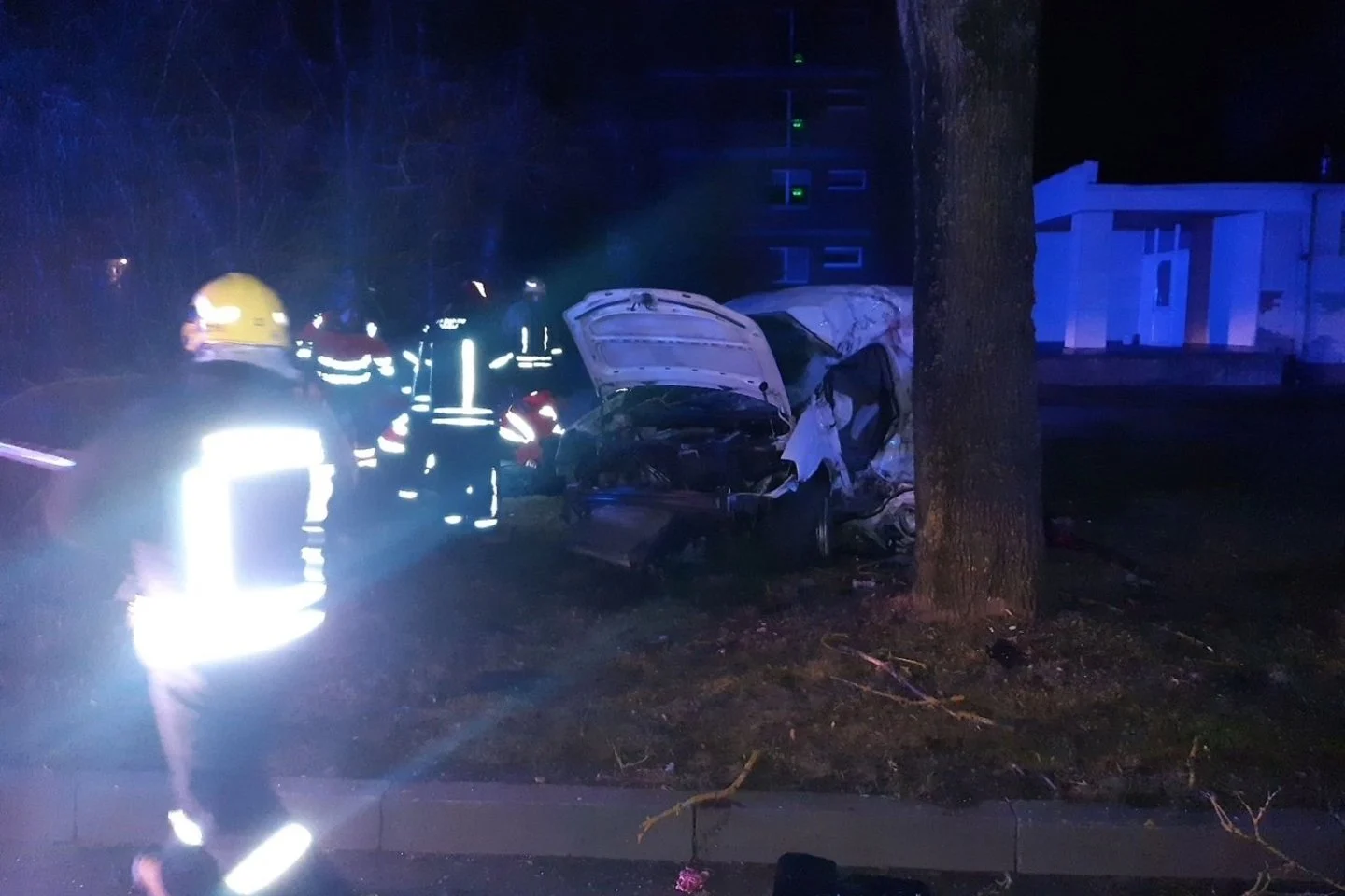 Tragiška naktis Panevežėyje: avarijoje žuvo jaunuolis, dar du žmonės sužeisti