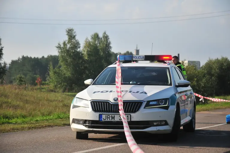 Tragedija Jonavos rajone: nuo kelio nulėkus ir apvirtus automobiliui žuvo 17-metė
