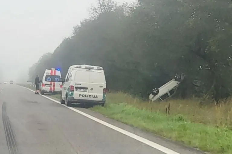 Jonavos rajone – siaubinga avarija: „Škoda“ nulėkė nuo kelio ir pakibo stogu žemyn