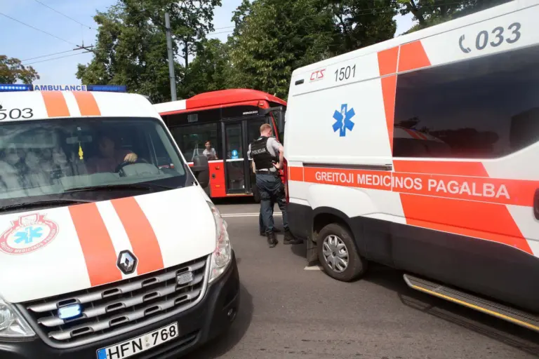 Praėjus beveik mėnesiui nuo avarijos Šiauliuose, moteris neišgyveno: širdis sustojo reanimacijoje