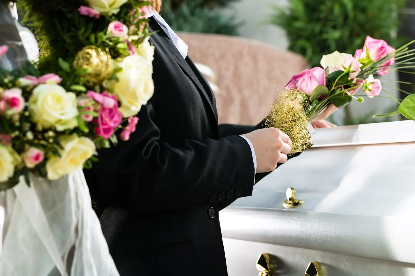 Mylimą mamą laidoję mažeikiškiai liko pasibaisėję laidojimo namų elgesiu.<br /> 123rf asociatyvioji nuotr.” class=”lazyload”></a></p>
<p>Norisi retoriškai paklausti šių laidojimo namų direktoriaus: „Ar Jums patiems būtų malonu žiūrėti į karste gulintį savo artimą žmogų, kurio išvaizdą, praėjus parai po mirties, jau stipriai paveikė po mirties vykstantys procesai?“ </p>
<p>Jų galėjo ir nebūti, jei būtumėte kūną tinkamai sutvarkę. Nereikia būti mediku, kad suprastum, jog seno žmogus kūnas, kuris šarvojamas porą dienų (nes kitaip į laidotuves nespės artimieji iš kitų šalių), turi būti paruoštas, kad artimiesiems nebūtų dar skaudžiau žiūrėti į karste gulintį artimąjį.</p>
<p>Minėtų laidojimo namų direktorius kratosi atsakomybės ir aiškina, kad velionė tinkamai paruošta šarvojimui. Tebūnie tai jo sąžinės reikalas, nors mums ir labai skaudu dėl tokio ciniško požiūrio. Mirusiąją teko vežti sutvarkyti į kitą įstaigą. Deja, po mirties buvo jau praėjusi para, ir mes patys puikiai supratome, kad net po šių gelbėjimo procedūrų Mama karste neatrodys mieganti, kaip kad prieš metus atrodė Tėtis…</p>
<p>Koks šios istorijos moralas? Niekada nepasitikėkite asmenimis, kurie, naudodamiesi Jūsų sielvartu ir nesugebėjimu tą akimirką logiškai mąstyti, kiša Jums į rankas popierėlį su parašytu telefono numeriu. </p>
<p>Laidojimų namų biznis yra labai pelningas, o konkurencija tokia nuožmi, kad kartais paminami žmogiškumo principai. Ir nesvarbu, kas tu – ar meluojantis ir dėl to nė kiek neraudonuojantis greitosios medicinos pagalbos darbuotojas, ar laidojimo namų direktorius. Tik čia, skirtingai nei pvz. apsinuodijus čeburėku, niekam nepasiskųsi. Nes mirusieji nekalba. Skauda tik artimiesiems – ne tik dėl artimojo netekties, bet ir dėl tokių įstaigų cinizmo palydint mylimą žmogų į jo paskutinę kelionę.</p>
</div>