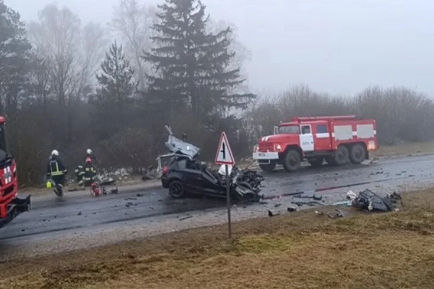Skaudi tragedija Kėdainių rajone: po susidūrimo su vilkiku žuvo jauna BMW vairuotoja