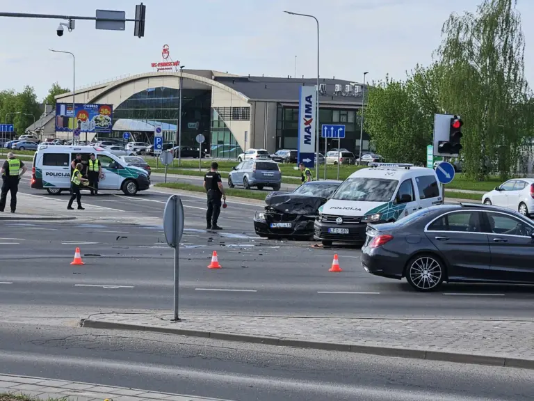 Šiauliuose siaubinga nelaimė: susidūrė policijos automobilis ir BMW, nukentėjo 5 žmonės