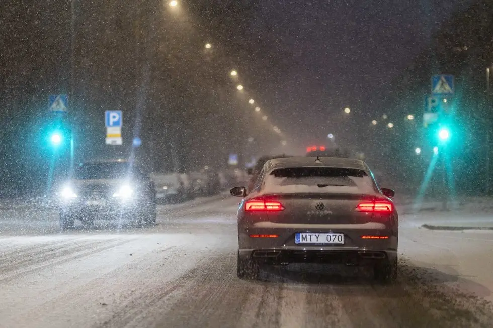 Automobiliai (Irmantas Gelūnas/ BNS nuotr.) Automobiliai (Irmantas Gelūnas/ BNS nuotr.)