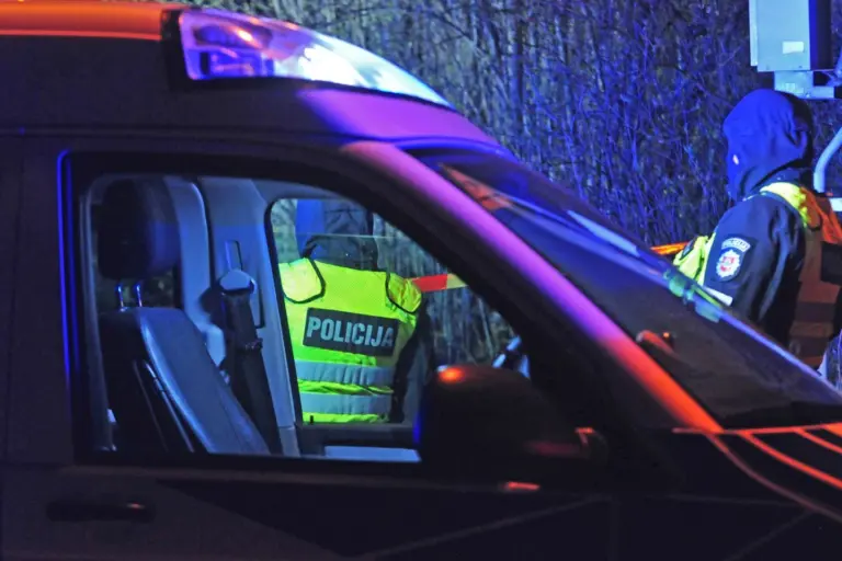Bandant iš automobilio išlaipinti girtą 15-metį, Klaipėdoje nukentėjo pareigūnas – jis ligoninėje