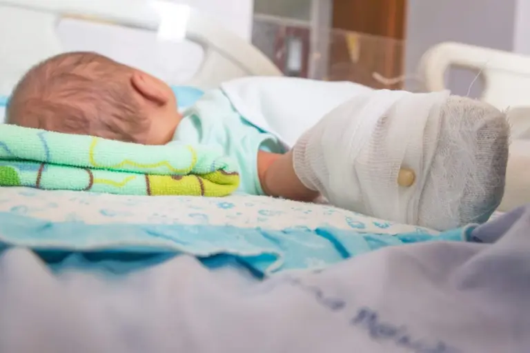 Klaipėdoje tėvai delsė į ligoninę vežti nuplikytą kūdikį: ant žaizdų – maistinė plėvelė